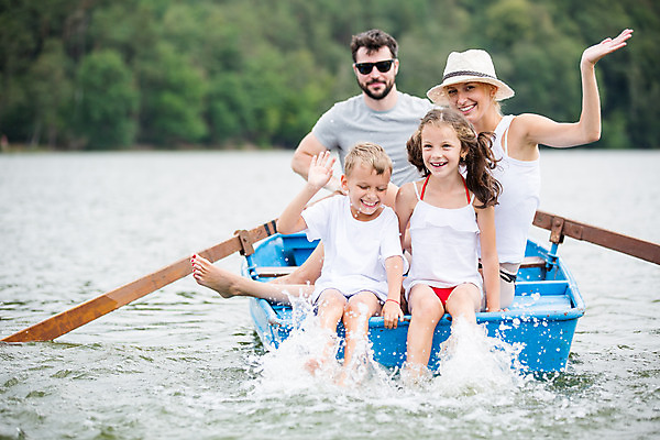 포토 JPG 주간 전신 서양인 외국인 모자 응시 여자 남자 딸 아들 어린이 여행 가족 물놀이 물장구 엄마 가족여행 미소 사람 앉기 소녀 소년 여러명 20대 성인 야외 앞모습 10대 30대 강 부모 선글라스 손들기 화목 자녀 잡기 가족라이프 아빠 즐거움 체코 노젓기 선박 국내포토 자연요소 라이프스타일 시선 잡화 감정 유럽 안경 뷰포인트 다수 컨셉 수상교통 관계 모션 청소년 놀이 표정 인종 청년 장년 파일형식