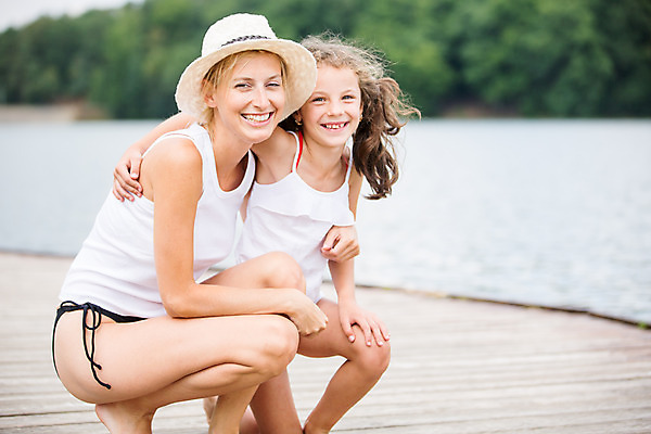 포토 JPG 주간 전신 서양인 외국인 모자 응시 여자 딸 어린이 여행 가족 모녀 엄마 어깨동무 가족여행 미소 사람 소녀 성인 야외 두명 10대 30대 강 화목 가족라이프 즐거움 체코 비치웨어 여자만 국내포토 자연요소 라이프스타일 시선 잡화 옷 감정 유럽 포즈 컨셉 관계 청소년 표정 인종 장년 파일형식