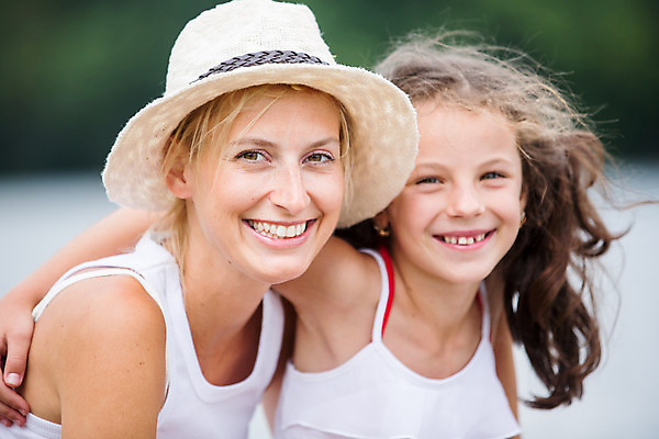 포토 JPG 주간 서양인 외국인 모자 응시 여자 딸 어린이 여행 가족 모녀 엄마 어깨동무 가족여행 미소 사람 소녀 상반신 성인 야외 두명 10대 30대 화목 가족라이프 즐거움 체코 비치웨어 여자만 국내포토 자연요소 라이프스타일 시선 잡화 옷 감정 유럽 포즈 컨셉 관계 청소년 표정 인종 장년 파일형식
