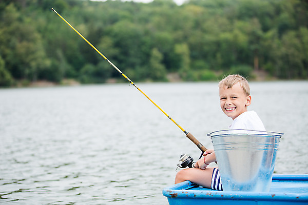 포토 JPG 주간 서양인 외국인 남자 아들 어린이 여행 가족 낚시 가족여행 한명 미소 앉기 소년 상반신 야외 옆모습 강 가족라이프 낚싯대 양동이 즐거움 체코 선박 소년한명만 국내포토 자연요소 1 라이프스타일 감정 유럽 뷰포인트 수상교통 관계 모션 레저 표정 사람 인종 낚시용품 남자한명만 소년만 파일형식