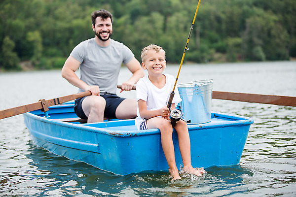포토 JPG 주간 전신 서양인 외국인 남자 아들 어린이 여행 가족 낚시 가족여행 미소 앉기 소년 상반신 20대 성인 야외 두명 앞모습 강 화목 가족라이프 아빠 낚싯대 양동이 즐거움 체코 선박 부자지간 남자만 국내포토 자연요소 라이프스타일 감정 유럽 뷰포인트 컨셉 수상교통 관계 모션 레저 표정 사람 인종 청년 낚시용품 파일형식
