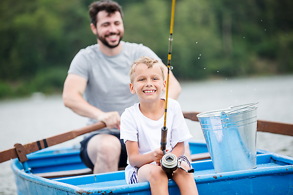 포토 JPG 주간 서양인 외국인 남자 아들 어린이 여행 가족 낚시 가족여행 미소 앉기 소년 상반신 20대 성인 야외 두명 앞모습 강 화목 가족라이프 아빠 낚싯대 양동이 즐거움 체코 선박 부자지간 남자만 국내포토 자연요소 라이프스타일 감정 유럽 뷰포인트 컨셉 수상교통 관계 모션 레저 표정 사람 인종 청년 낚시용품 파일형식