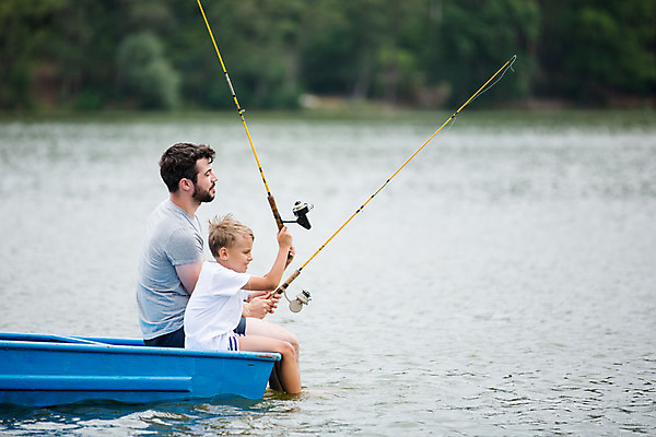 포토 JPG 주간 서양인 외국인 남자 아들 어린이 여행 가족 낚시 가족여행 들기 앉기 소년 상반신 20대 성인 야외 두명 옆모습 강 화목 가족라이프 아빠 낚싯대 즐거움 체코 선박 부자지간 남자만 국내포토 자연요소 라이프스타일 감정 유럽 뷰포인트 컨셉 수상교통 관계 모션 레저 사람 인종 청년 낚시용품 파일형식