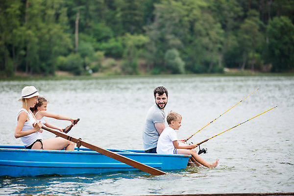 포토 JPG 주간 전신 서양인 외국인 여자 남자 딸 아들 어린이 여행 가족 엄마 낚시 가족여행 미소 들기 앉기 여러명 상반신 20대 성인 야외 옆모습 10대 30대 강 화목 가족라이프 아빠 낚싯대 즐거움 체코 노젓기 선박 국내포토 자연요소 라이프스타일 감정 유럽 뷰포인트 다수 컨셉 수상교통 관계 모션 청소년 레저 표정 사람 인종 청년 장년 낚시용품 파일형식