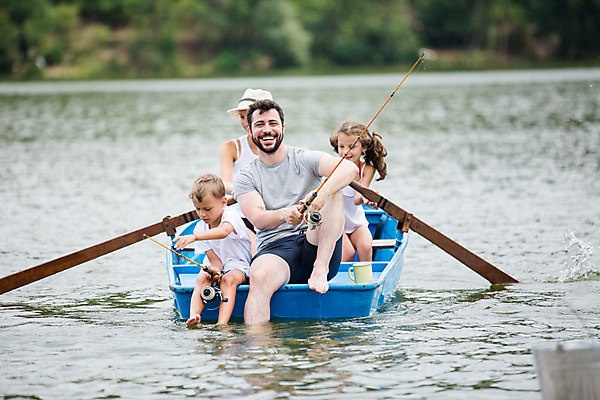 포토 JPG 주간 전신 서양인 외국인 여자 남자 딸 아들 어린이 여행 가족 엄마 낚시 가족여행 미소 여러명 상반신 20대 성인 야외 앞모습 10대 30대 강 화목 가족라이프 아빠 낚싯대 즐거움 체코 노젓기 선박 국내포토 자연요소 라이프스타일 감정 유럽 뷰포인트 다수 컨셉 수상교통 관계 모션 청소년 레저 표정 사람 인종 청년 장년 낚시용품 파일형식