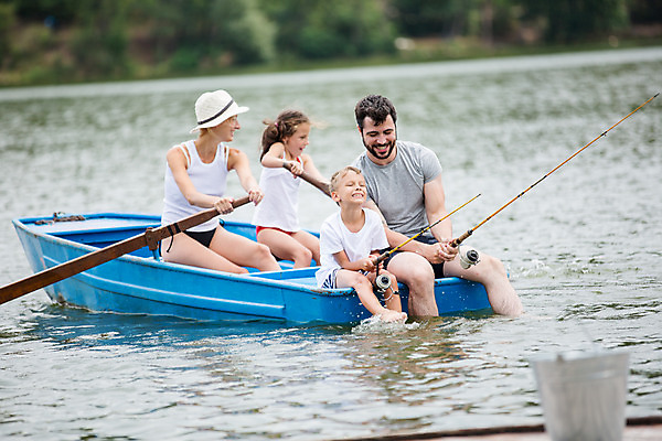포토 JPG 주간 서양인 외국인 여자 남자 딸 아들 어린이 여행 가족 엄마 낚시 가족여행 미소 앉기 여러명 상반신 20대 성인 야외 앞모습 10대 30대 강 화목 가족라이프 아빠 낚싯대 즐거움 체코 선박 국내포토 자연요소 라이프스타일 감정 유럽 뷰포인트 다수 컨셉 수상교통 관계 모션 청소년 레저 표정 사람 인종 청년 장년 낚시용품 파일형식
