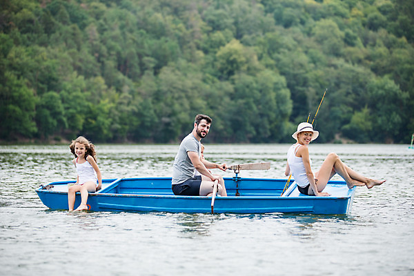 포토 JPG 주간 전신 서양인 외국인 여자 남자 딸 아들 어린이 여행 가족 엄마 낚시 가족여행 미소 앉기 소녀 소년 여러명 상반신 20대 성인 야외 앞모습 옆모습 10대 30대 강 화목 가족라이프 아빠 낚싯대 즐거움 체코 노젓기 선박 국내포토 자연요소 라이프스타일 감정 유럽 뷰포인트 다수 컨셉 수상교통 관계 모션 청소년 레저 표정 사람 인종 청년 장년 낚시용품 파일형식