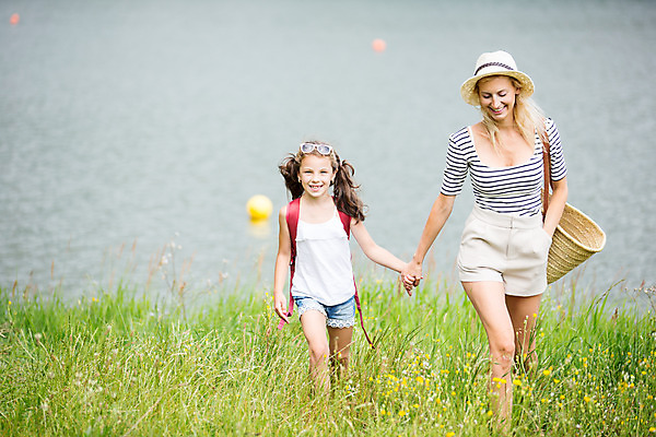 포토 JPG 주간 서양인 외국인 여자 딸 행복 어린이 여행 모녀 엄마 가족여행 미소 상반신 성인 야외 두명 앞모습 10대 30대 소풍 걷기 손잡기 화목 가족라이프 즐거움 체코 여자만 국내포토 자연요소 라이프스타일 감정 유럽 뷰포인트 컨셉 가족 모션 청소년 표정 사람 인종 장년 야외활동 파일형식