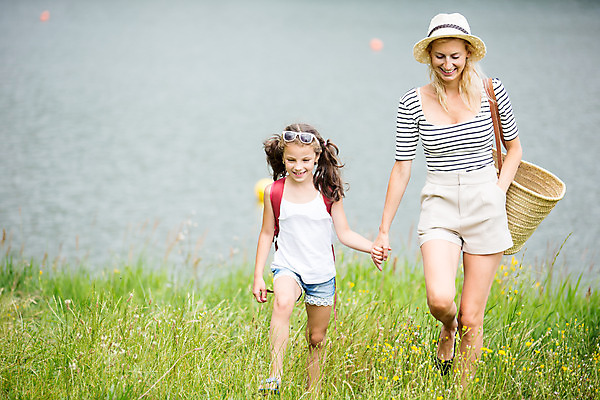 포토 JPG 주간 전신 서양인 외국인 여자 딸 행복 어린이 여행 모녀 엄마 가족여행 미소 성인 야외 두명 앞모습 10대 30대 소풍 걷기 손잡기 화목 가족라이프 즐거움 체코 여자만 국내포토 자연요소 라이프스타일 감정 유럽 뷰포인트 컨셉 가족 모션 청소년 표정 사람 인종 장년 야외활동 파일형식