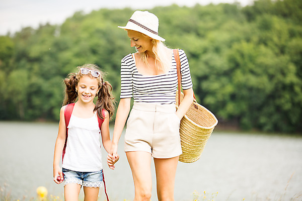 포토 JPG 주간 서양인 외국인 여자 딸 행복 어린이 여행 모녀 엄마 가족여행 미소 상반신 성인 야외 두명 앞모습 10대 30대 소풍 걷기 손잡기 화목 가족라이프 즐거움 체코 여자만 국내포토 자연요소 라이프스타일 감정 유럽 뷰포인트 컨셉 가족 모션 청소년 표정 사람 인종 장년 야외활동 파일형식
