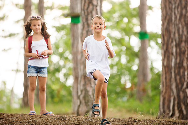 포토 JPG 주간 전신 서양인 외국인 나무 여자 남자 행복 어린이 여행 가족 가족여행 남매 소녀 소년 야외 두명 앞모습 아웃포커스 10대 달리기 소풍 화목 가족라이프 즐거움 체코 남동생 누나 어린이만 국내포토 자연요소 식물 라이프스타일 감정 유럽 뷰포인트 컨셉 관계 모션 청소년 촬영기법 사람 인종 야외활동 동생 파일형식