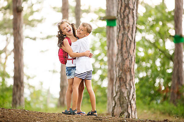 포토 JPG 주간 서양인 외국인 나무 여자 남자 행복 어린이 여행 장난 가족 포옹 가족여행 남매 서기 소녀 소년 야외 두명 앞모습 뒷모습 아웃포커스 10대 소풍 화목 가족라이프 즐거움 체코 남동생 누나 어린이만 국내포토 자연요소 식물 라이프스타일 감정 유럽 뷰포인트 컨셉 관계 안기 모션 청소년 촬영기법 사람 인종 야외활동 동생 파일형식