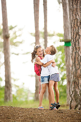 포토 JPG 주간 서양인 외국인 나무 여자 남자 행복 어린이 여행 장난 가족 포옹 가족여행 남매 서기 소녀 소년 야외 두명 앞모습 뒷모습 아웃포커스 10대 소풍 화목 가족라이프 즐거움 체코 남동생 누나 어린이만 국내포토 자연요소 식물 라이프스타일 감정 유럽 뷰포인트 컨셉 관계 안기 모션 청소년 촬영기법 사람 인종 야외활동 동생 파일형식