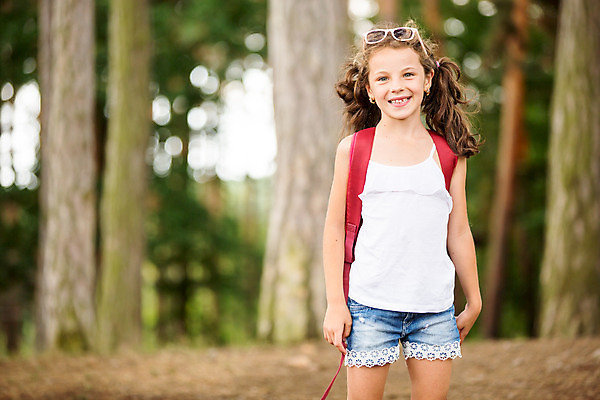 포토 JPG 주간 서양인 외국인 나무 여자 딸 행복 어린이 여행 가족여행 한명 서기 미소 소녀 상반신 야외 앞모습 아웃포커스 10대 선글라스 소풍 화목 가족라이프 즐거움 체코 소녀한명만 국내포토 자연요소 식물 1 라이프스타일 감정 유럽 안경 뷰포인트 컨셉 가족 모션 청소년 촬영기법 표정 사람 인종 야외활동 여자한명만 소녀만 파일형식