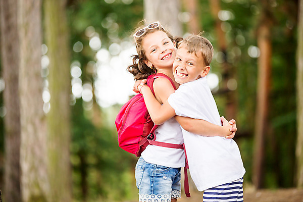 포토 JPG 주간 서양인 외국인 여자 남자 행복 어린이 여행 장난 가족 포옹 가족여행 남매 서기 미소 소녀 소년 상반신 야외 두명 옆모습 아웃포커스 10대 소풍 화목 가족라이프 즐거움 체코 남동생 누나 어린이만 국내포토 자연요소 라이프스타일 감정 유럽 뷰포인트 컨셉 관계 안기 모션 청소년 촬영기법 표정 사람 인종 야외활동 동생 파일형식