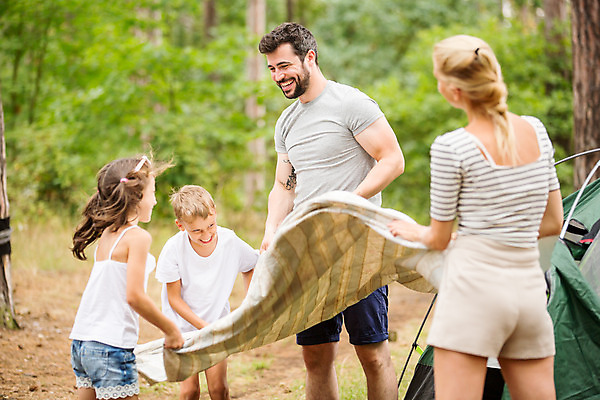 포토 JPG 주간 서양인 외국인 딸 행복 아들 어린이 여행 가족 엄마 가족여행 텐트 서기 미소 들기 소녀 소년 여러명 상반신 20대 성인 야외 앞모습 옆모습 뒷모습 10대 30대 소풍 화목 캠핑 가족라이프 아빠 담요 즐거움 체코 국내포토 자연요소 라이프스타일 여자 남자 감정 유럽 뷰포인트 다수 컨셉 관계 모션 청소년 레저 표정 캠핑도구 사람 인종 청년 장년 야외활동 파일형식