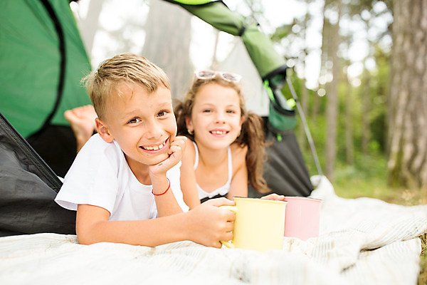 포토 JPG 주간 서양인 외국인 여자 남자 행복 어린이 엎드리기 여행 가족 가족여행 남매 텐트 미소 소녀 소년 상반신 야외 두명 앞모습 10대 소풍 턱괴기 화목 캠핑 머그컵 가족라이프 즐거움 체코 남동생 누나 어린이만 국내포토 자연요소 라이프스타일 감정 유럽 뷰포인트 컨셉 관계 모션 청소년 레저 표정 캠핑도구 사람 인종 컵 야외활동 동생 파일형식