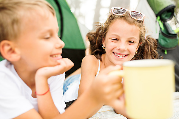 포토 JPG 주간 서양인 외국인 응시 여자 남자 행복 어린이 엎드리기 여행 가족 가족여행 남매 텐트 미소 들기 소녀 소년 상반신 야외 두명 앞모습 10대 소풍 턱괴기 화목 캠핑 머그컵 가족라이프 즐거움 체코 남동생 누나 어린이만 국내포토 자연요소 라이프스타일 시선 감정 유럽 뷰포인트 컨셉 관계 모션 청소년 레저 표정 캠핑도구 사람 인종 컵 야외활동 동생 파일형식