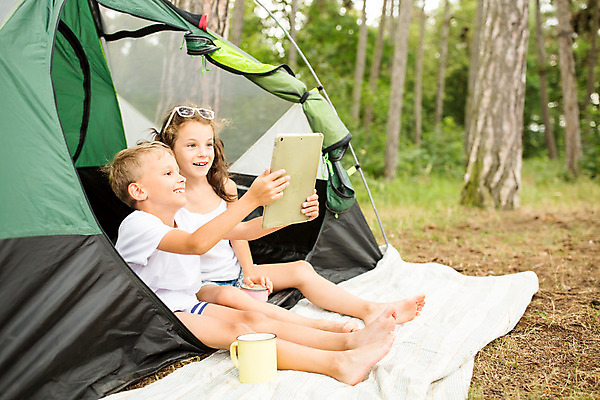 포토 JPG 주간 전신 서양인 외국인 응시 여자 남자 행복 어린이 여행 가족 가족여행 남매 텐트 미소 들기 앉기 소녀 소년 야외 두명 옆모습 10대 태블릿 소풍 화목 캠핑 가족라이프 즐거움 체코 남동생 누나 어린이만 국내포토 시청하다 자연요소 라이프스타일 시선 감정 유럽 뷰포인트 컨셉 관계 모션 청소년 레저 표정 캠핑도구 사람 인종 전자제품 스마트기기 야외활동 동생 파일형식