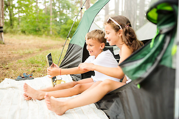 포토 JPG 주간 전신 서양인 외국인 응시 여자 남자 행복 어린이 여행 가족 가족여행 남매 텐트 미소 들기 앉기 소녀 소년 야외 두명 옆모습 10대 태블릿 소풍 화목 캠핑 가족라이프 즐거움 체코 남동생 누나 어린이만 국내포토 시청하다 자연요소 라이프스타일 시선 감정 유럽 뷰포인트 컨셉 관계 모션 청소년 레저 표정 캠핑도구 사람 인종 전자제품 스마트기기 야외활동 동생 파일형식