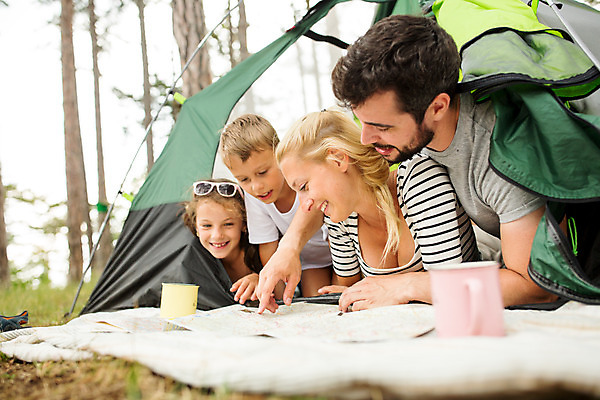 포토 JPG 주간 서양인 외국인 딸 행복 아들 어린이 엎드리기 여행 가족 엄마 가족여행 텐트 미소 소녀 소년 여러명 상반신 20대 성인 야외 옆모습 10대 30대 소풍 화목 캠핑 가리킴 가족라이프 아빠 즐거움 체코 국내포토 자연요소 라이프스타일 여자 남자 감정 유럽 뷰포인트 다수 컨셉 관계 모션 청소년 레저 표정 캠핑도구 사람 인종 손짓 청년 장년 야외활동 파일형식