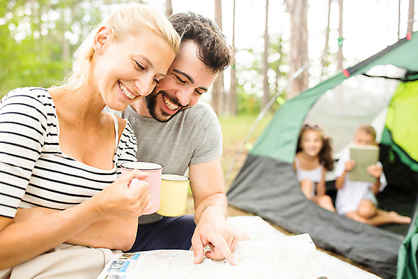 포토 JPG 주간 서양인 외국인 딸 행복 아들 어린이 여행 가족 엄마 가족여행 텐트 앉기 소녀 소년 여러명 상반신 20대 성인 야외 옆모습 아웃포커스 10대 30대 소풍 화목 캠핑 가리킴 가족라이프 아빠 즐거움 체코 국내포토 자연요소 라이프스타일 여자 남자 감정 유럽 뷰포인트 다수 컨셉 관계 모션 청소년 레저 촬영기법 캠핑도구 사람 인종 손짓 청년 장년 야외활동 파일형식