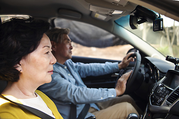 포토 JPG 주간 여자 할아버지 노년 남자 할머니 자동차 상반신 야외 두명 옆모습 노부부 드라이브 운전 한국인 60대 핸들 불안 사회이슈 70대 차안 안전벨트 고령화 자동차보험 노인만 국내포토 자연요소 부부 감정 육상교통 뷰포인트 컨셉 모션 안전 사람 동양인 성인 보험 성인만 파일형식