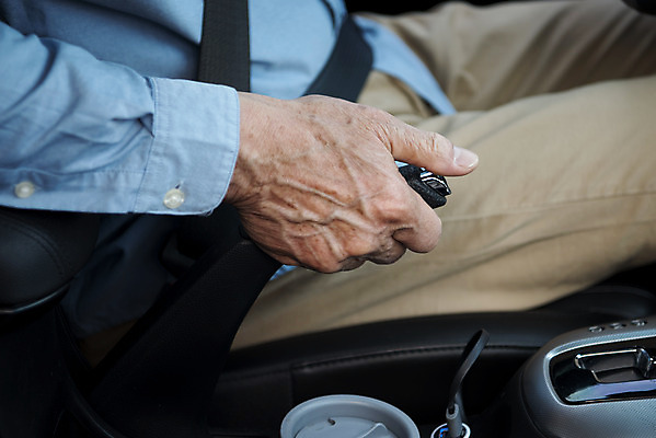 포토 JPG 주간 손 할아버지 노년 남자 한명 상반신 야외 옆모습 신체부위 드라이브 운전 한국인 브레이크 사회이슈 70대 안전운전 차안 안전벨트 고령화 자동차보험 노인남자한명만 국내포토 자연요소 1 뷰포인트 컨셉 모션 안전 사람 동양인 성인 교통안전 보험 남자한명만 노인남자만 파일형식