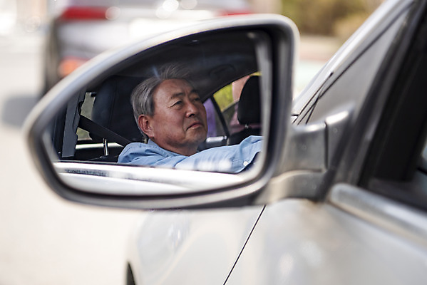 포토 JPG 주간 할아버지 노년 남자 자동차 한명 사람 야외 아웃포커스 드라이브 운전 한국인 불안 사회이슈 70대 고령화 사이드미러 자동차보험 노인남자한명만 국내포토 자연요소 1 감정 육상교통 컨셉 모션 촬영기법 동양인 성인 보험 남자한명만 노인남자만 파일형식
