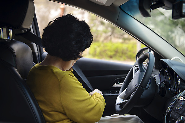 포토 JPG 주간 여자 노년 자동차 한명 상반신 야외 옆모습 운전 한국인 60대 위험 교통사고 사회이슈 차안 보험 안전벨트 사고예방 사고현장 자동차보험 접촉사고 졸음운전 차사고 노인여자한명만 국내포토 자연요소 1 육상교통 뷰포인트 컨셉 모션 안전 사람 동양인 성인 사건 예방 여자한명만 노인여자만 파일형식