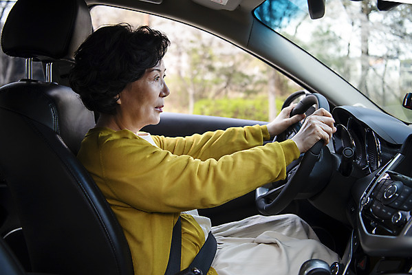 포토 JPG 주간 여자 노년 자동차 한명 상반신 야외 옆모습 운전 한국인 60대 핸들 불안 사회이슈 차안 안전벨트 자동차보험 노인여자한명만 국내포토 자연요소 1 감정 육상교통 뷰포인트 컨셉 모션 안전 사람 동양인 성인 보험 여자한명만 노인여자만 파일형식