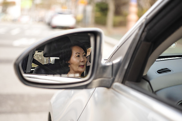 포토 JPG 주간 여자 노년 도로 자동차 한명 야외 아웃포커스 운전 한국인 60대 불안 사회이슈 사이드미러 자동차보험 노인여자한명만 국내포토 자연요소 1 감정 길 육상교통 컨셉 교통시설 모션 촬영기법 사람 동양인 성인 보험 여자한명만 노인여자만 파일형식