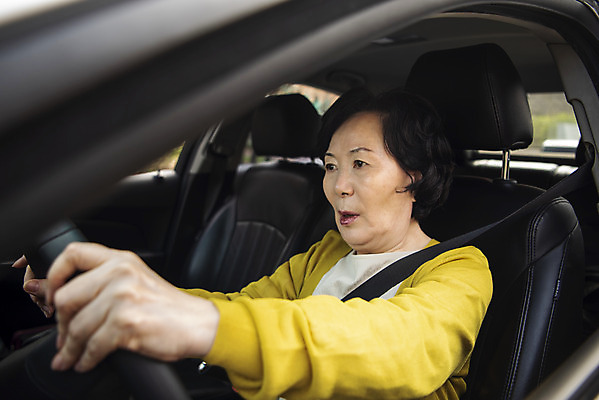 포토 JPG 주간 여자 노년 자동차 한명 상반신 야외 옆모습 놀람 운전 한국인 60대 위험 충돌 교통사고 불안 사회이슈 차안 당황 보험 자동차사고 안전벨트 사고예방 사고현장 자동차보험 접촉사고 졸음운전 차사고 노인여자한명만 국내포토 자연요소 1 감정 육상교통 뷰포인트 컨셉 모션 표정 안전 사람 동양인 성인 사건 예방 여자한명만 노인여자만 파일형식