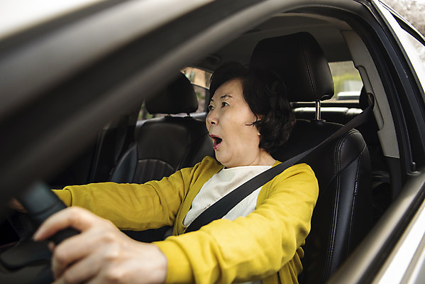 포토 JPG 주간 여자 노년 자동차 한명 상반신 야외 옆모습 놀람 운전 한국인 60대 위험 충돌 교통사고 불안 사회이슈 차안 당황 보험 안전벨트 사고예방 사고현장 자동차보험 접촉사고 졸음운전 차사고 노인여자한명만 국내포토 자연요소 1 감정 육상교통 뷰포인트 컨셉 모션 표정 안전 사람 동양인 성인 사건 예방 여자한명만 노인여자만 파일형식