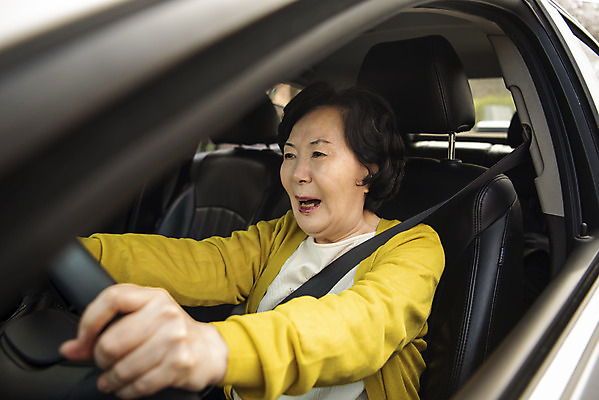 포토 JPG 주간 여자 노년 자동차 한명 상반신 야외 옆모습 놀람 운전 한국인 60대 위험 충돌 교통사고 불안 사회이슈 차안 당황 보험 안전벨트 사고예방 사고현장 자동차보험 접촉사고 졸음운전 차사고 노인여자한명만 국내포토 자연요소 1 감정 육상교통 뷰포인트 컨셉 모션 표정 안전 사람 동양인 성인 사건 예방 여자한명만 노인여자만 파일형식