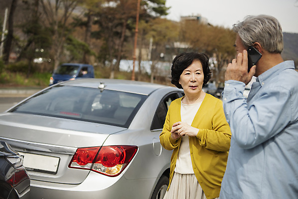 포토 JPG 주간 여자 할아버지 노년 남자 도로 할머니 자동차 상반신 야외 두명 앞모습 옆모습 스마트폰 노부부 운전 한국인 60대 위험 충돌 교통사고 불안 사회이슈 70대 통화 보험 고령화 사고현장 자동차보험 접촉사고 졸음운전 차사고 노인만 국내포토 자연요소 부부 감정 길 육상교통 뷰포인트 컨셉 교통시설 모션 사람 동양인 성인 핸드폰 스마트기기 사건 성인만 파일형식