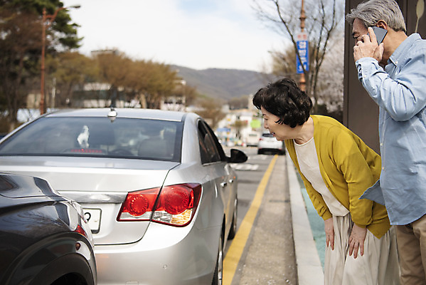포토 JPG 주간 응시 여자 할아버지 노년 남자 도로 할머니 자동차 상반신 야외 두명 옆모습 스마트폰 노부부 운전 한국인 60대 위험 충돌 교통사고 사회이슈 70대 통화 보험 고령화 사고현장 자동차보험 접촉사고 졸음운전 차사고 노인만 국내포토 자연요소 부부 시선 길 육상교통 뷰포인트 컨셉 교통시설 모션 사람 동양인 성인 핸드폰 스마트기기 사건 성인만 파일형식