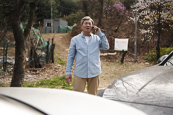 포토 JPG 주간 할아버지 노년 남자 도로 자동차 한명 상반신 야외 앞모습 스마트폰 운전 한국인 위험 충돌 교통사고 불안 사회이슈 70대 통화 보험 사고예방 사고현장 자동차보험 접촉사고 졸음운전 차사고 노인남자한명만 국내포토 자연요소 1 감정 길 육상교통 뷰포인트 컨셉 교통시설 모션 사람 동양인 성인 핸드폰 스마트기기 사건 예방 남자한명만 노인남자만 파일형식