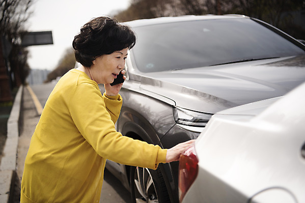 포토 JPG 주간 여자 노년 도로 자동차 한명 상반신 야외 옆모습 스마트폰 운전 한국인 60대 위험 충돌 교통사고 불안 사회이슈 통화 보험 사고현장 자동차보험 접촉사고 졸음운전 차사고 노인여자한명만 국내포토 자연요소 1 감정 길 육상교통 뷰포인트 컨셉 교통시설 모션 사람 동양인 성인 핸드폰 스마트기기 사건 여자한명만 노인여자만 파일형식