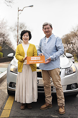 포토 JPG 주간 전신 배너 여자 할아버지 노년 남자 도로 할머니 자동차 사각프레임 광고판 야외 두명 앞모습 노부부 운전 한국인 60대 사회이슈 알림 70대 양보 보험 고령화 배려 사고예방 양보운전 자동차보험 노인만 국내포토 자연요소 부부 길 육상교통 뷰포인트 컨셉 교통시설 모션 프레임 알림판 사람 동양인 성인 사각형 예방 판 성인만 파일형식