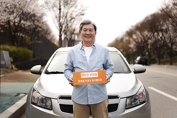 포토 JPG 주간 배너 할아버지 노년 남자 도로 자동차 사각프레임 광고판 한명 미소 상반신 야외 앞모습 드라이브 한국인 사회이슈 알림 70대 양보 고령화 배려 사고예방 양보운전 자동차보험 노인남자한명만 국내포토 자연요소 1 길 육상교통 뷰포인트 컨셉 교통시설 프레임 알림판 표정 사람 동양인 성인 사각형 운전 예방 판 보험 남자한명만 노인남자만 파일형식