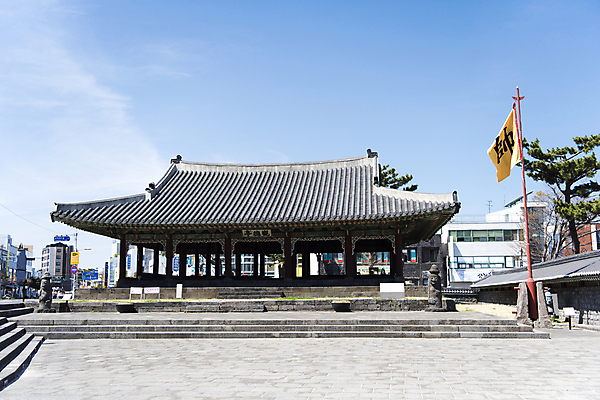 포토 JPG 주간 무료이미지 여행 유적지 하늘 한국 풍경 사람없음 야외 관광지 제주도 맑음 봄 문화재 깃발 제주도여행 관덕정 국내포토 자연요소 계절 아시아 고건축 날씨 파일형식