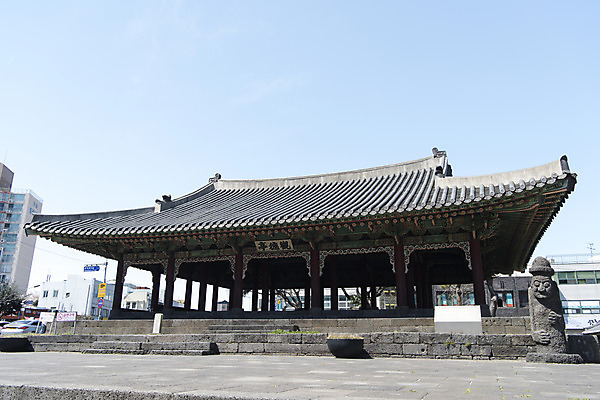 포토 JPG 주간 여행 유적지 하늘 한국 풍경 사람없음 야외 관광지 제주도 맑음 봄 문화재 돌하르방 제주도여행 관덕정 국내포토 자연요소 계절 아시아 고건축 날씨 파일형식