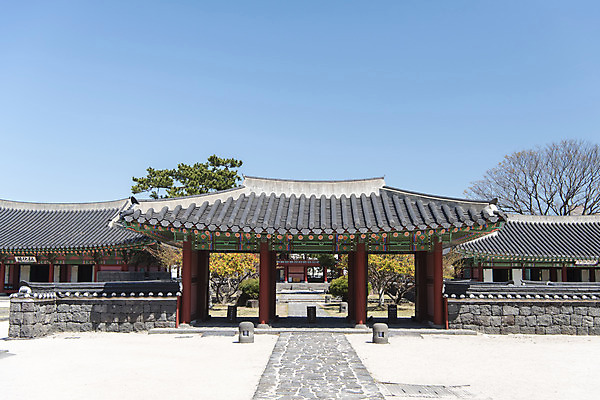 포토 JPG 주간 여행 유적지 하늘 한국 풍경 사람없음 야외 관광지 제주도 맑음 봄 문화재 사적 제주도여행 제주목관아 국내포토 자연요소 계절 아시아 고건축 날씨 파일형식