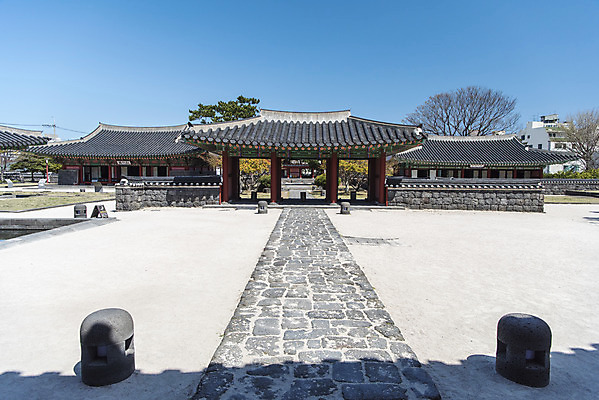포토 JPG 주간 여행 유적지 하늘 한국 풍경 사람없음 야외 관광지 제주도 맑음 봄 문화재 사적 제주도여행 제주목관아 국내포토 자연요소 계절 아시아 고건축 날씨 파일형식