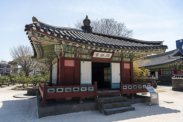 포토 JPG 주간 나무 여행 유적지 하늘 한국 풍경 사람없음 야외 관광지 제주도 맑음 봄 문화재 사적 제주도여행 제주목관아 국내포토 자연요소 식물 계절 아시아 고건축 날씨 파일형식