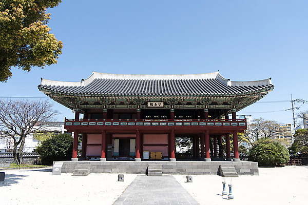 포토 JPG 주간 나무 여행 유적지 하늘 한국 풍경 사람없음 야외 관광지 제주도 맑음 봄 문화재 사적 제주도여행 제주목관아 국내포토 자연요소 식물 계절 아시아 고건축 날씨 파일형식