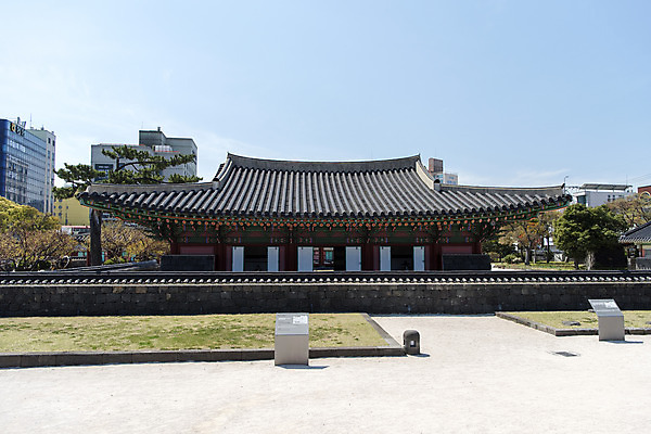 포토 JPG 주간 여행 유적지 하늘 한국 풍경 사람없음 야외 관광지 제주도 맑음 봄 문화재 사적 제주도여행 제주목관아 국내포토 자연요소 계절 아시아 고건축 날씨 파일형식