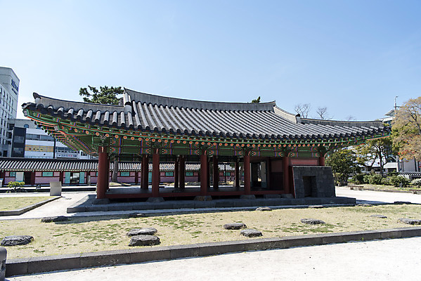 포토 JPG 주간 여행 유적지 하늘 한국 풍경 사람없음 야외 관광지 제주도 맑음 봄 문화재 사적 제주도여행 제주목관아 국내포토 자연요소 계절 아시아 고건축 날씨 파일형식