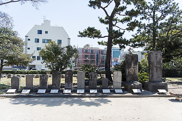 포토 JPG 주간 여행 유적지 한국 풍경 사람없음 야외 관광지 제주도 맑음 봄 문화재 소나무 비석 사적 제주도여행 제주목관아 국내포토 자연요소 나무 계절 아시아 고건축 날씨 파일형식